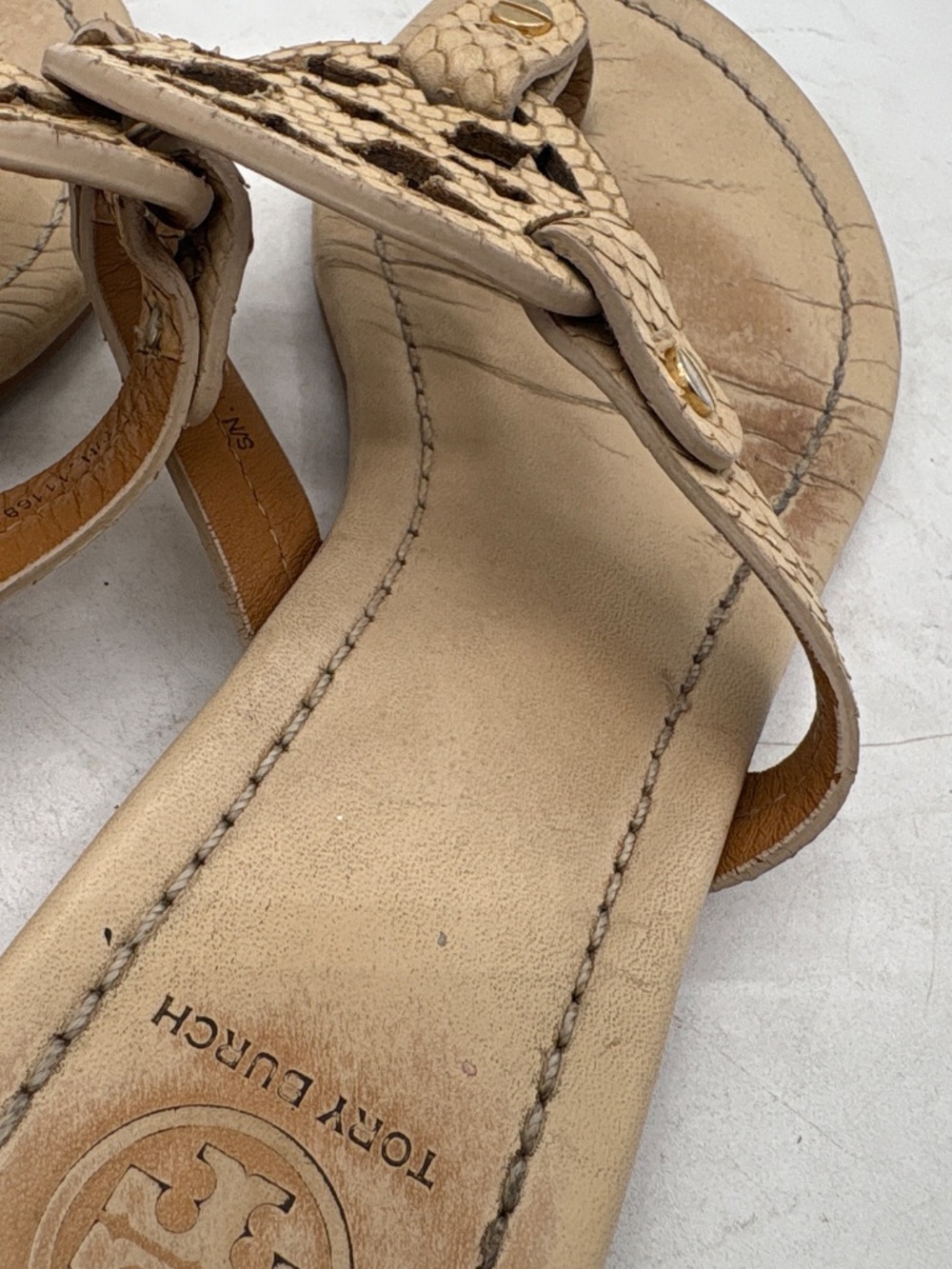 Tory Burch Sandals Tan/Beige Snake Embossed Leather Size 7 - Picture 3 of 9